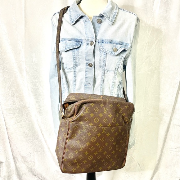 Louis Vuitton Handbags - Louis Vuitton Messenger Bag 💯 Authentic!